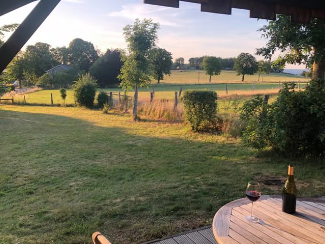 uitzicht achtertuin vanaf de veranda