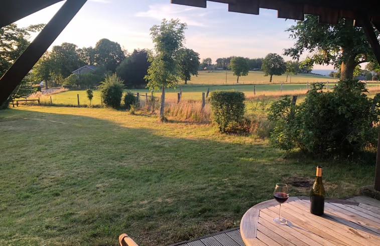 uitzicht achtertuin vanaf de veranda